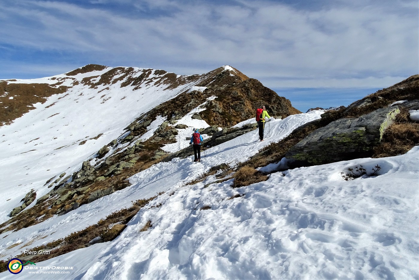 53 Lunga la cresta in saliscendi dal Passo per Cima di Lemma.JPG